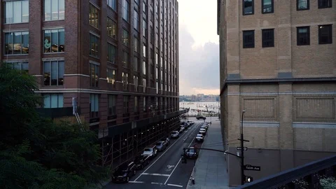 Elevated Linear High Line Park View to Skyscraper Vídeo Stock 124258536