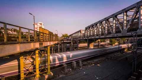 Elevated metro and railway train in Mumbai downtown time lapse Stockbeeldmateriaal 119137992