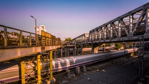 Elevated metro and railway train in Mumbai downtown time lapse Stockbeeldmateriaal 119138063