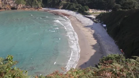 Elevated pan view of Cadavedo beach shoreline and sandy cove in Asturias Nor Vídeo Stock 343897463