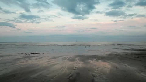 From an elevated perspective, the beach is bathed in the radiance of sunset.. Vidéo 252656345