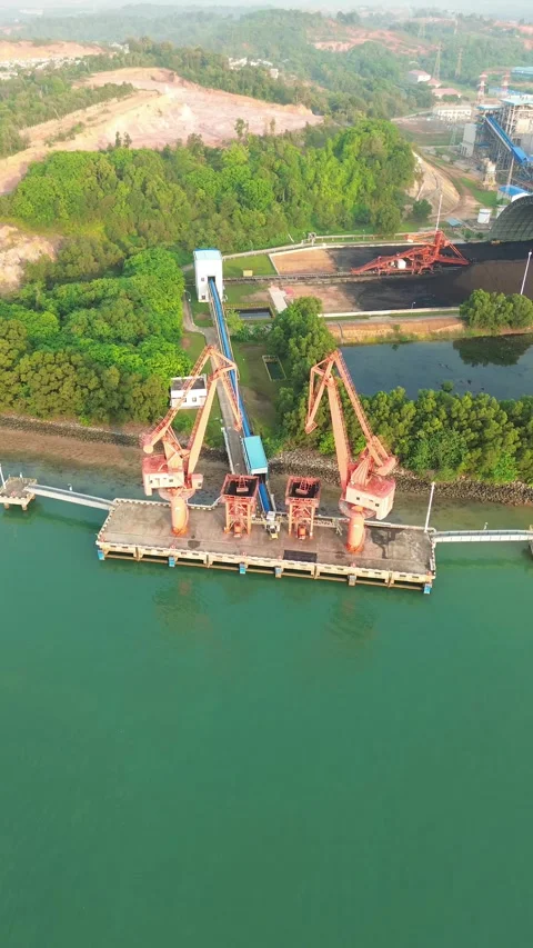 Elevated perspective showcasing continuous cargo movement at a busy maritim.. Stock-Footage 337281236