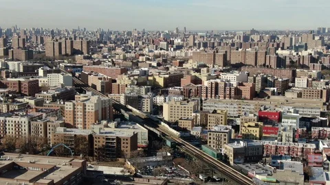 Elevated Rail Line Cutting Across West Bronx Rooftops 스톡 동영상 99371498