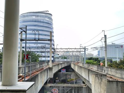 Elevated rapid transit railway tracks and modern buildings in the city. Foto stock