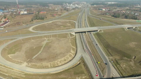 Elevated roads intersecting over flat terrain, with traffic circulating Vidéo 269511197