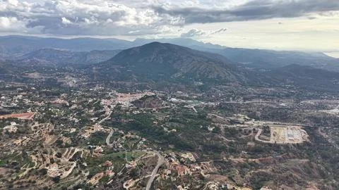 Elevated roads traverse, Elevated pathways meander across scenic countryside Foto stock