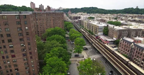 Elevated subway line above a Bronx avenue in summer Vídeo Stock 65368026