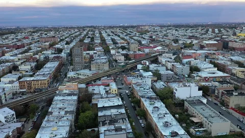 Elevated subway tracks between Queens rowhouse blocks Vídeo Stock 97420893
