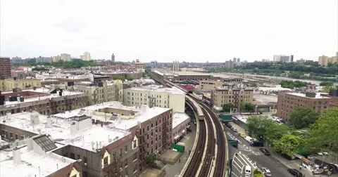 Elevated subway tracks curving above Bronx rooftops Vidéo 65367459