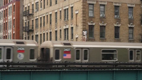 Elevated Subway Train Passes Harlem Apartment Buildings and Liquor Store Vídeo Stock 81049941