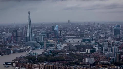 Elevated time lapse view of the skyline of London during a grey autumn day Video stock 262068996