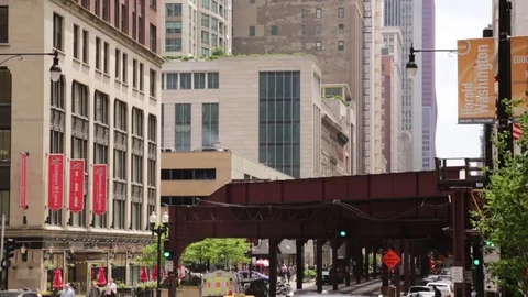Elevated train making a turn down the tracks in Chicago, Illinois Stock Footage 79698619