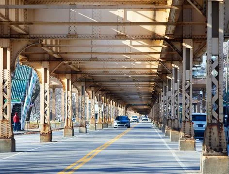 Elevated train tunnel traffic Foto stock