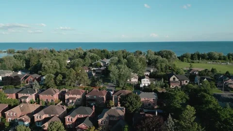 Elevated Tranquility: Scenic Drone Flight by Lake Ontario and Green Suburbs 库存影片 249092928