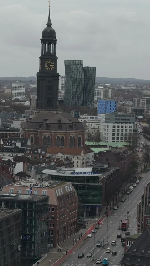 Elevated vertical perspective of St Michaelis Church and cityscape Vídeo Stock 343816937