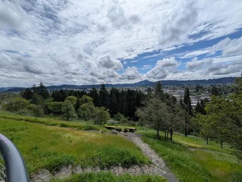 Elevated video view of downtown Eugene, Oregon, showing tall buildings 库存照片