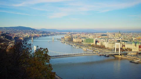 Elevated view of Budapest river bend with bridges, city buildings Видео 326066183