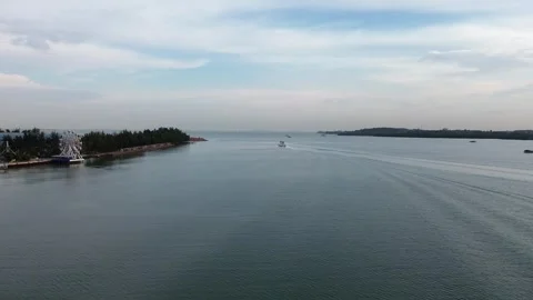 Elevated view of a bustling maritime channel bordered by lush islands 库存影片 325191415
