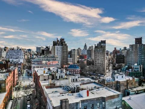 Elevated view of a city skyline, showcasing a mix of building heights and a.. 库存照片