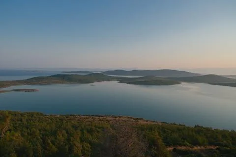 Elevated view of a coastal landscape featuring green islands and blue water Stock Photos