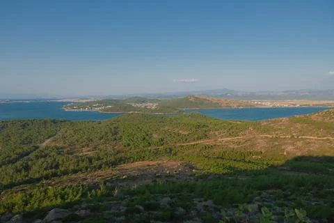 Elevated view of a coastal landscape featuring green islands and blue water Stock Photos