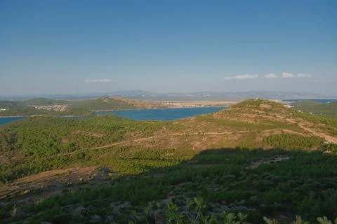 Elevated view of a coastal landscape featuring green islands and blue water Stock Photos