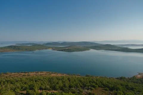 Elevated view of a coastal landscape featuring green islands and blue water Stock Photos