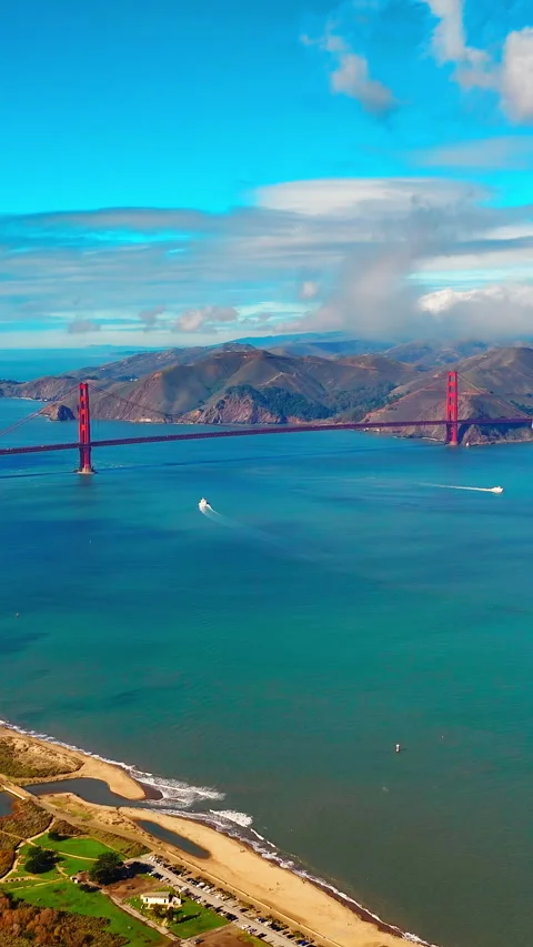 Elevated view of Golden Gate Bridge with passing boats, San Francisco Vertical Vidéo 342274167