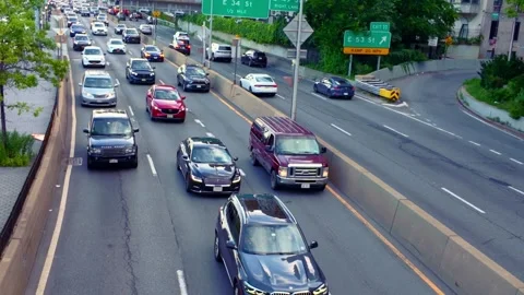 Elevated view of heavy traffic flow on FDR Drive highway in NYC Vídeos de archivo 345174855
