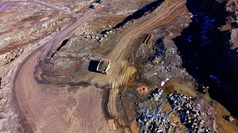 Elevated view of loaded dump truck on quarry road, Bulgaria Vidéo 339012290