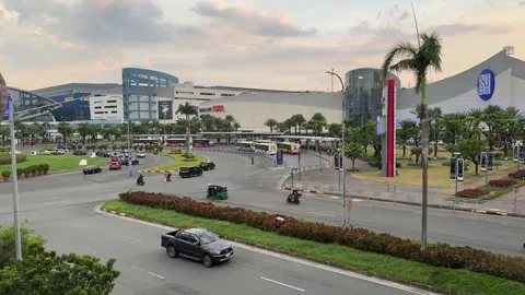 Elevated View of MOA Globe and Roundabout, Pasay 4K 60fps 스톡 동영상 338350356