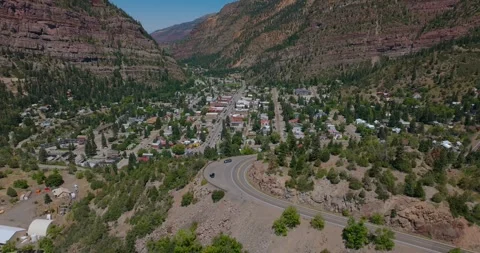 Elevated View of Ouray Town Layout and Mountains Vídeos de archivo 331070591
