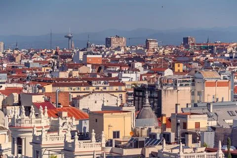 Elevated view over central Madrid rooftops with Faro de Moncloa and distant m Stockfoto's