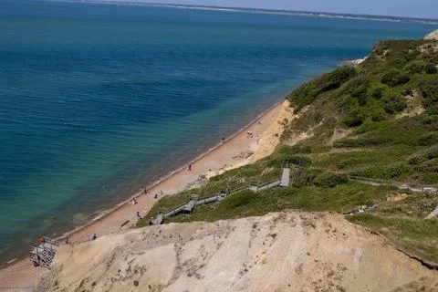 Elevated view overlooking the secluded beach below The Needles at Alum Bay .. Foto stock