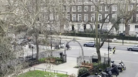 Elevated View Paddington Square Garden With London Traffic Vidéo 332790850