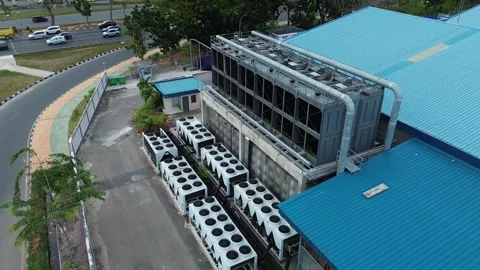 Elevated view revealing an advanced industrial installation featuring massi.. Vidéo 339035672