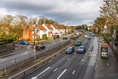 Elevated view showing traffic flow on a suburban London street with houses. L 库存照片