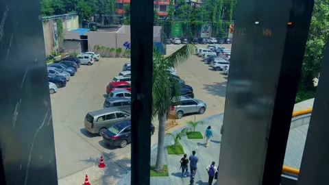 Elevated View of Urban Parking Area with Cars and Pedestrians Stockbeeldmateriaal 343246008