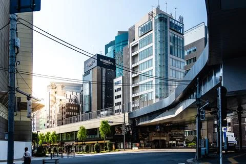 Elevated walkway crossing intersecting roads in Shinjuku, Tokyo 스톡 사진