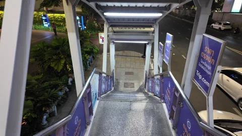 Elevated walkway leading to the BTS Skytrain in Bangkok, Thailand 스톡 동영상 337512786