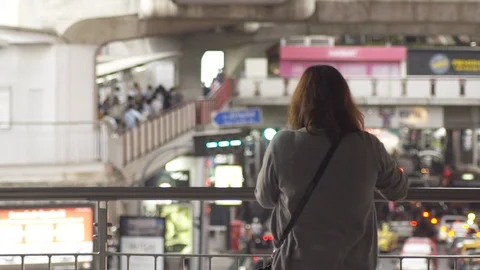 Elevated walkway over Ratchaprasong intersection, 20 May 2018, Bangkok, Thail Video stock 90056959