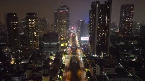 Elevating shot of Silom at night. Very high over buildings. Vidéo 233425349