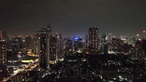 Elevating shot of Silom at night. Very high over buildings. Vidéo 233426442