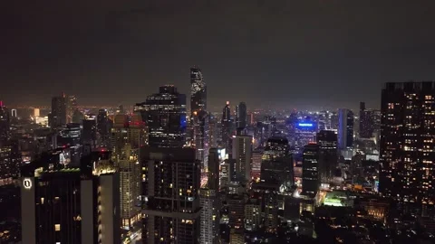 Elevating shot of Silom at night. Very high over buildings. Vidéo 233427686
