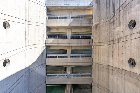 Elevation view of a multi level concrete parking garage, during the day. Foto stock
