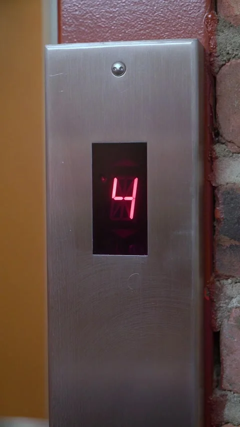 The elevator display is conveniently showing the floor number, which is four, Vídeos de archivo 291013088