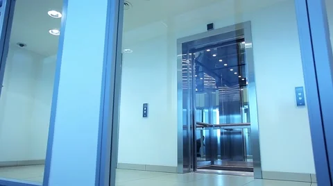 Elevator door opens into the hall of an office building Vidéo 47505650