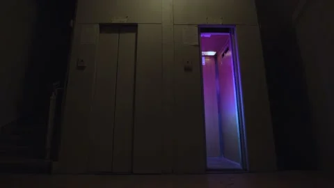 Elevator doors open and close on an empty floor with flashing disco lights Vídeos de archivo 152035544