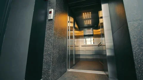 Elevator doors open. the elevator doors open and close. An empty summer without Stockbeeldmateriaal 165170788