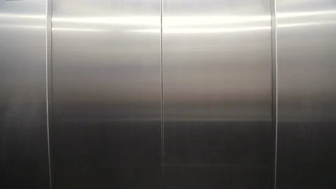 Elevator doors open. Opening the door is an elevator. The door opens and views Vídeo Stock 114184623